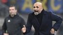 Instruksi dilakukan Luciano Spaletti pada leg 2, babak 16 besar Liga Europa yang berlangsung di stadion Giuseppe Meazza, Milan, Jumat (22/2). Inter Milan menang 4-0 atas rapid Wien. (AFP/Miguel Medina)