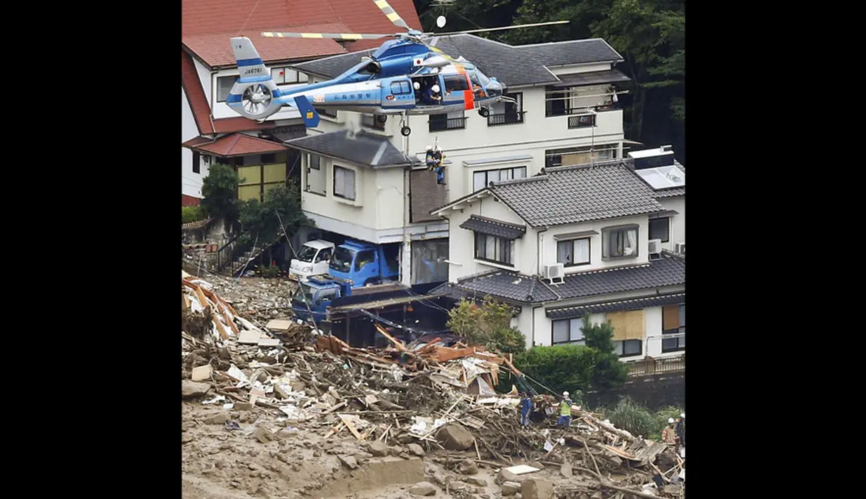 Sebuah helikopter penyelamat diterjunkan untuk membantu evakuasi korban tanah longsor di wilayah perumahan di Asaminami, Hiroshima, Jepang, (20/8/2014). (REUTERS/Kyodo)