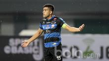 Pemain Madura United, Fabiano Beltrame saat berlaga melawan Persija Jakarta pada Liga 1 2017 di Stadion Patriot, Bekasi (4/5/2017). Madura United menang 1-0. (Bola.com/Nicklas Hanoatubun) 