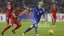 Manahati Lestusen terus mengganggu pemain Thailand, Cappuis pada leg kedua final Piala AFF 2016 di Stadion Raja Manggala, (17/12/2016). (Bola.com/Vitalis Yogi Trisna)