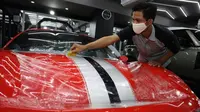 Proses pemasangan Paint Protect Film. (V-Kool Indonesia)