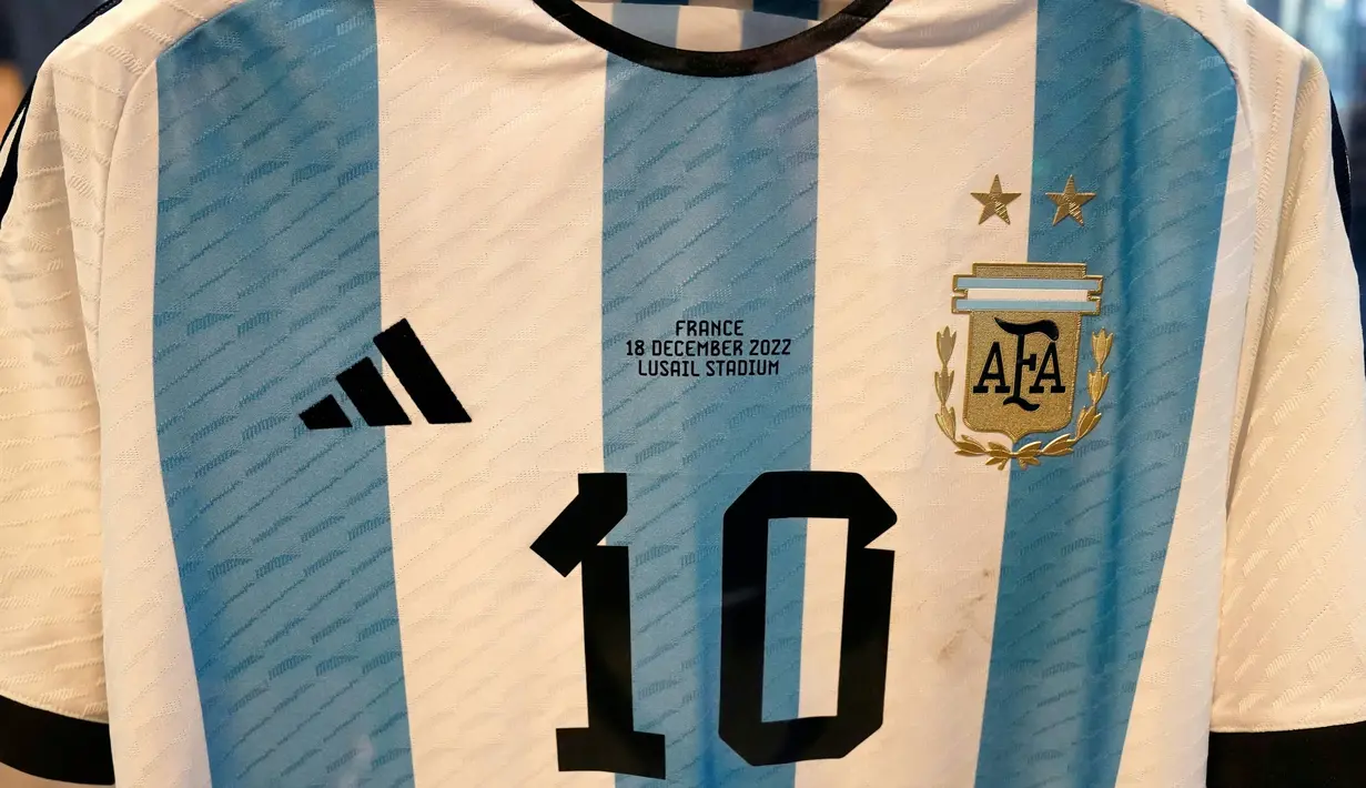 Jersey yang dikenakan dalam final Piala Dunia 2022 antara Argentina dan Prancis pada 18 Desember 2022, ditampilkan dalam pratinjau media lelang Sotheby's untuk enam seragam tanding Piala Dunia FIFA 2022 milik Lionel Messi, di New York City, Kamis (30/11/2023). (TIMOTHY A. CLARY / AFP)