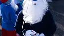 Seorang anak berpakaian dan berdandan seperti Smurf dalam upaya pemecahan rekor dunia di Lauchringen, Jerman, 16 Februari 2019. Kegiatan itu diklaim memecahkarn rekor dengan mengumpulkan 2.762 orang berbusana ala Smurf. (CONSTANT FORME-BECHERAT/AFP)
