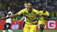 Striker Dortmund, Pierre-Emerick Aubameyang, merayakan gol yang dicetaknya ke gawang Frankfurt pada laga final DFB Pokal di Stadion Olympic, Berlin, Sabtu (21/5/2017). (AFP/Christof Stache)