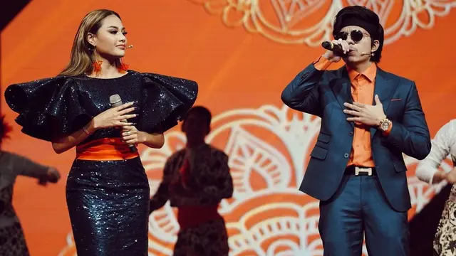 6 Gaya Aurel Hermansyah dan Atta Halilintar Pakai Outfit Senada saat Kerja, Jadi Sorotan