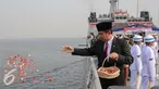 Menteri PANRB, Yuddy Chrisnandi melakukan tabur bunga saat upacara peringati Hari Pahlawan di KRI Banda Aceh, Teluk Jakarta, Selasa (10/11). Upacara peringatan Hari Pahlawan tersebut rutin dilakukan setiap 10 November. (Liputan6.com/Faizal Fanani)