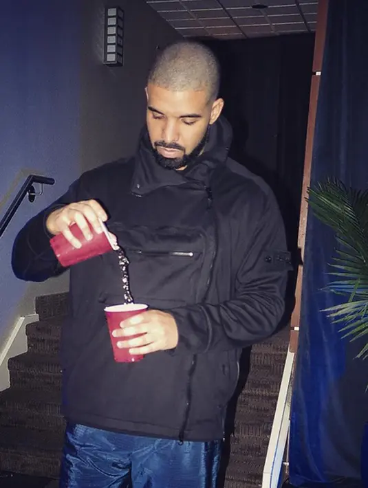 Drake dan Taylor sudah terlihat kedekatan mereka sejak Drake merayakan hari jadinya yang ke-30 tahun. Ternyata tak sampai di situ saja, pasalnya si pesta tersebut Drake memperkenalkan Taylor kepada ibu dan keluarga lainnya. (Instagram/champagnepapi)