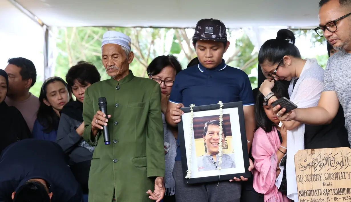 Selama proses pemakaman ayahnya, Novita Angie terlihat menampakkan rona kesedihan. (Daniel Kampua/Bintang.com)