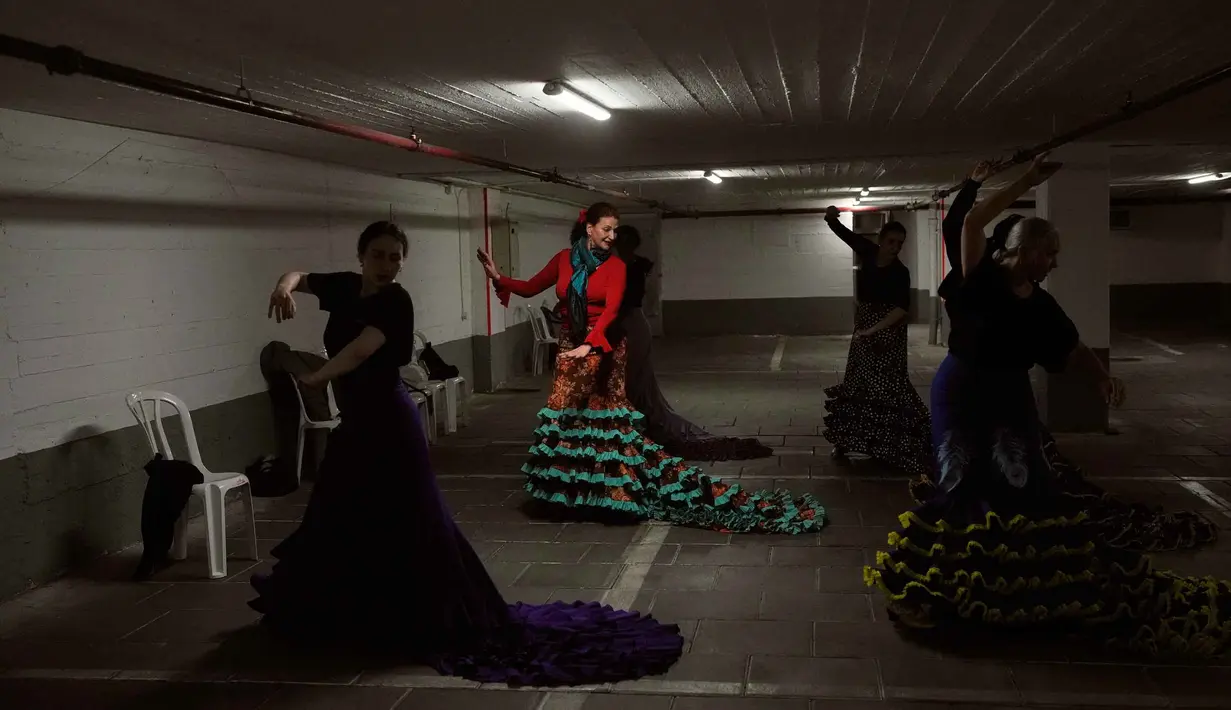 Sirene peringatan serangan rudal balistik Iran kembali meraung di Tel Aviv, Israel, pada Senin 30 Maret 2026. Tampak dalam foto, sekelompok siswa flamenco menari di garasi parkir bawah tanah setelah kelas studio mereka terganggu oleh sirene serangan udara yang memperingatkan datangnya rudal dari Iran, di Tel Aviv, Israel, Senin 30 Maret 2026. (AP Photo/Ohad Zwigenberg)