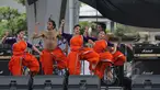 Delegasi seniman Bangladesh memeriahkan acara Festival of Nations di Jalan Dago, Bandung, Minggu (26/4//2015). Acara ini menjadi ajang pertukaran budaya antarnegara Asia Afrika. (Liputan6.com/Herman Zakharia)