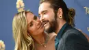 Model senior Heidi Klum dan pacarnya, Tom Kaulitz saat menghadiri Emmy Awards 2018 di Los Angeles, AS, Senin (17/9). Wanita berusia 45 tahun tersebut terlihat mesra dengan pacarnya yang terpaut usia 17 tahun lebih muda. (VALERIE MACON/AFP)
