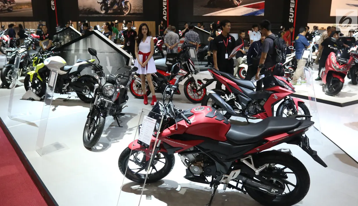 Suasana pameran Indonesia Motorcycle Show (IMOS) 2018 di JCC, Jakarta, Rabu (31/10). Pameran ini ditargetkan menjadi barometer bagi para pelaku industri, komunitas sepeda motor, dan konsumen. (Liputan6.com/Angga Yuniar)
