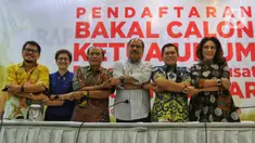 Ketua Penyelenggara Munas Partai Golkar Melchias Markus Mekeng (ketiga kanan) bersama jajaran panitia saling berjabat tangan saat konferensi pers di Kantor DPP Golkar, Jakarta, Jumat (29/11/2019). Munas Golkar akan berlangsung pada 4-6 Desember 2019 di Ritz-Carlton Jakarta. (Liputan6.com/JohanTallo)
