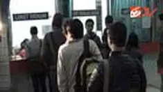 Ratusan penumpang masih tetap mengantre memadati loket penjualan kereta api Logawa jurusan Purwokerto-Jember. 