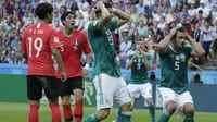Pemain Jerman, Mario Gomez dan  Mats Hummels gagal memanfaatkan peluang mencetak gol saat melawan Korea Selatan pada laga grup F Piala Dunia 2018 di Kazan Arena, Kazan, Rusia, (27/6/2018). Korea menang atas Jerman 2-0. (AP/Lee Jin-man)