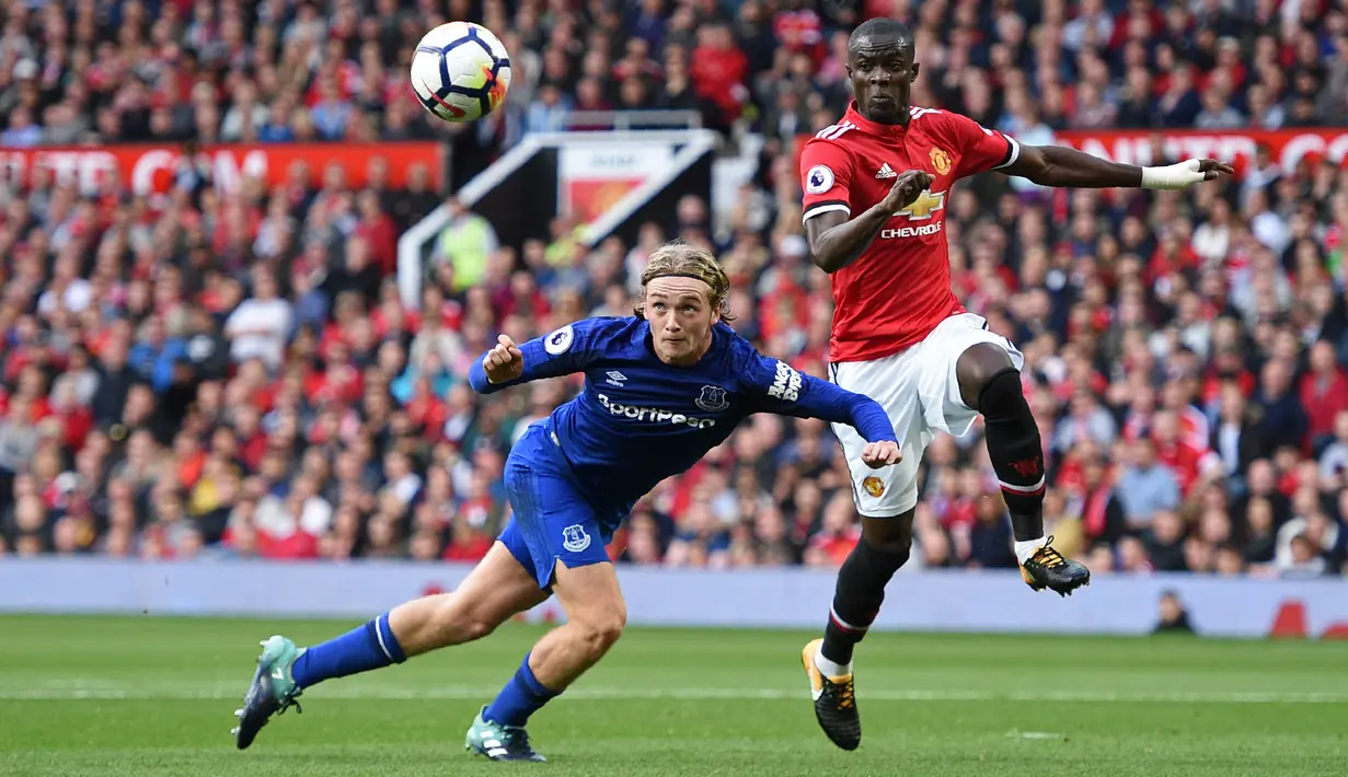 Pemain Manchester United, Eric Bailly berebut bola pada laga pekan kelima Liga Inggris 2017/2018 di Stadion Old Trafford, Minggu (17/9). Tanpa ampun, Everton dipermak Red Devils dengan skor 0-4. (AP Photo/Rui Vieira)
