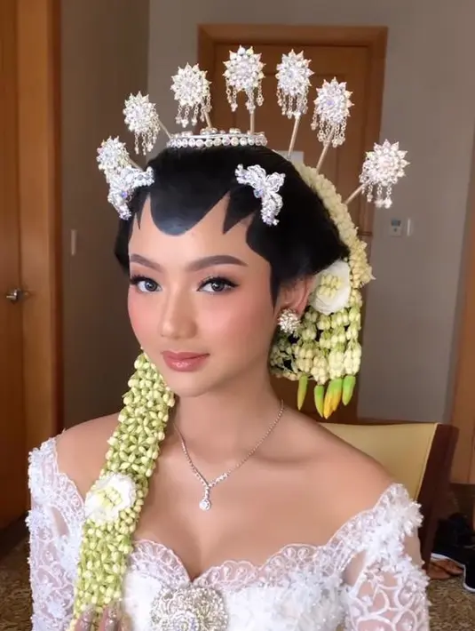 Aura cantik dan anggun sang aktris semakin terpancar berkat pulasan makeup flawless hasil tangan Makeup Artist, Hepi David. @hepidavid.