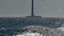 Turbin angin terapung pertama yang disebut "floatgen" di La Turballe, pantai barat Prancis, Jumat (28/9). Floatgen menjadi pembangkit listirk tenaga angin terapung pertama di Prancis dengan kaapsitas 2 MW. (AFP/SEBASTIEN SALOM GOMIS)