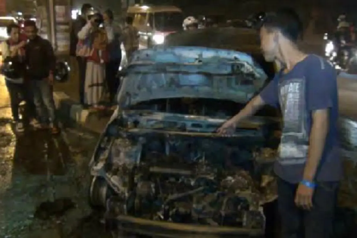 20151110-Mobil Aris Idol-Terbakar-Bekasi
