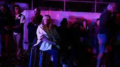 Darlene Jackson duduk di keranjang bersama pengunjung lainnya setelah pria bersenjata melepaskan tembakan ke Walmart di Thornton, Colorado, AS (/11). Insiden penembakan terjadi di dalam pusat perbelanjaan Walmart. (AAron Ontiveroz/The Denver Post via AP)