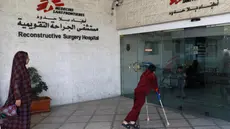 Pasien memasuki rumah sakit Al-Mosawah, yang dikelola oleh lembaga amal medis Doctors Without Borders (Dokter Tanpa Batas - MSF) di Amman, Yordania, pada 15 April 2025. (Khalil MAZRAAWI/AFP)