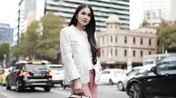 Meski tengah hamil, namun gaya fashion Sandra Dewi tetap stylish. Bahkan banyak pula yang mengagumi kecantikan dari istri Harvey Moeis tersebut. (Liputan6.com/Instagram/@sandradewi88)