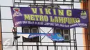 Aksi nekat suporter di Stadion Si Jalak Harupat, Bandung, Minggu (9/6/2015). Kedatangan suporter untuk menyaksikan laga Persib melawan Persebaya Utd di lanjutan Grup A Piala Presiden 2015. (Liputan6.com/Helmi Fithriansyah) 