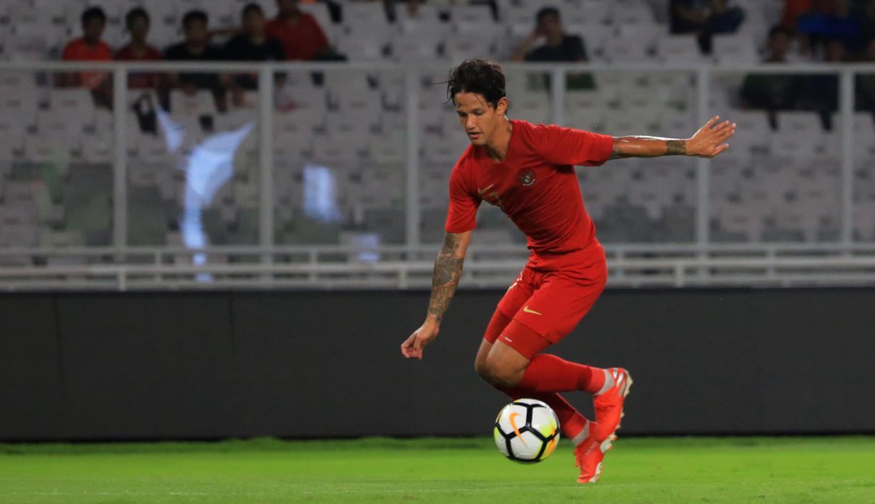 Striker Timnas Indonesia, Irfan Bachdim, mengontrol bola saat melawan Vanuatu pada laga persahabatan di SUGBK, Jakarta, Sabtu (15/6). Indonesia menang 6-0 atas Vanuatu. (Bola.com/Yoppy Renato)
