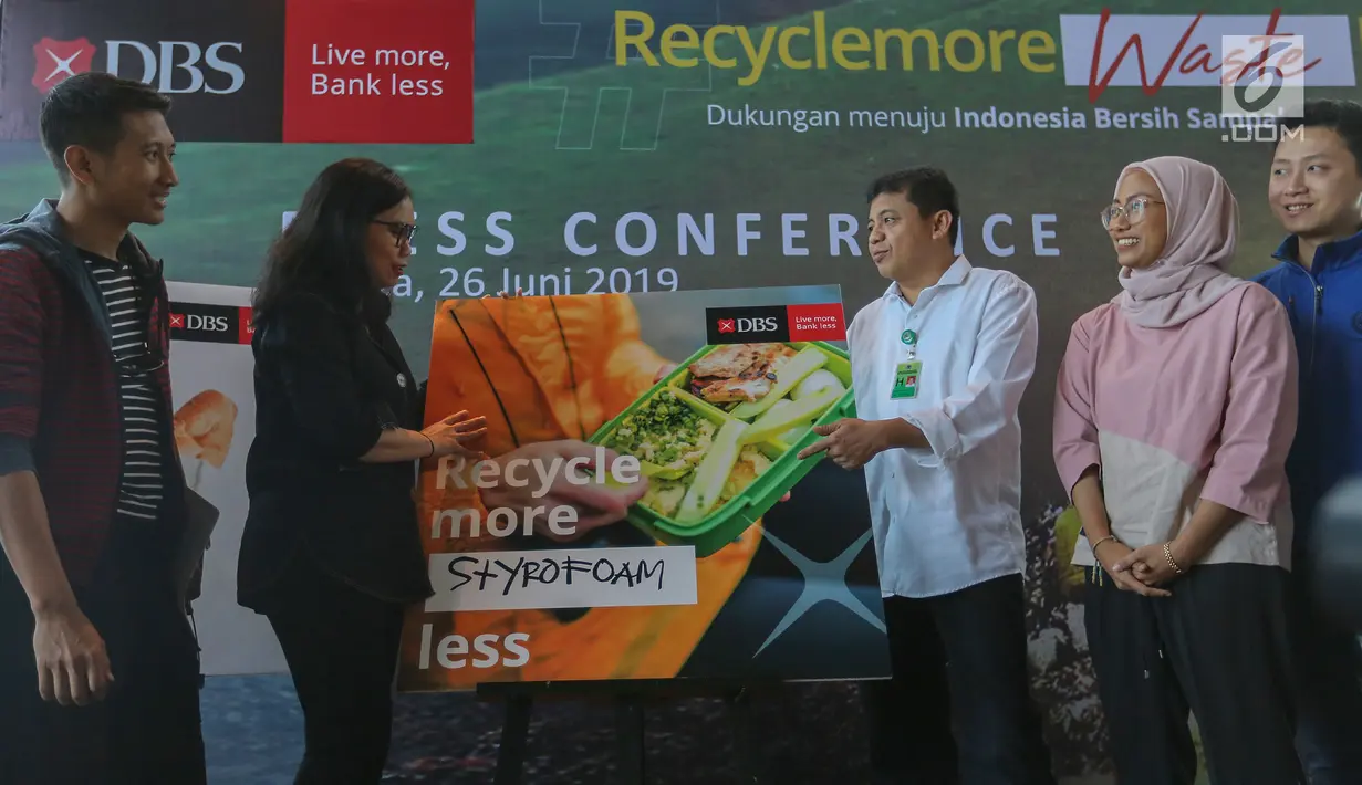 Executive Director Head of GSMC PT Bank DBS Indonesia Mona Monika (kedua kiri) dan Direktur Pengelolaan Sampah Kementerian LHK Novrizal Tahar (ketiga kanan) berbincang disela-sela kampanye Recycle more, Waste less, di Jakarta, Rabu (26/6/2019). (Liputan6.com/Fery Pradolo)