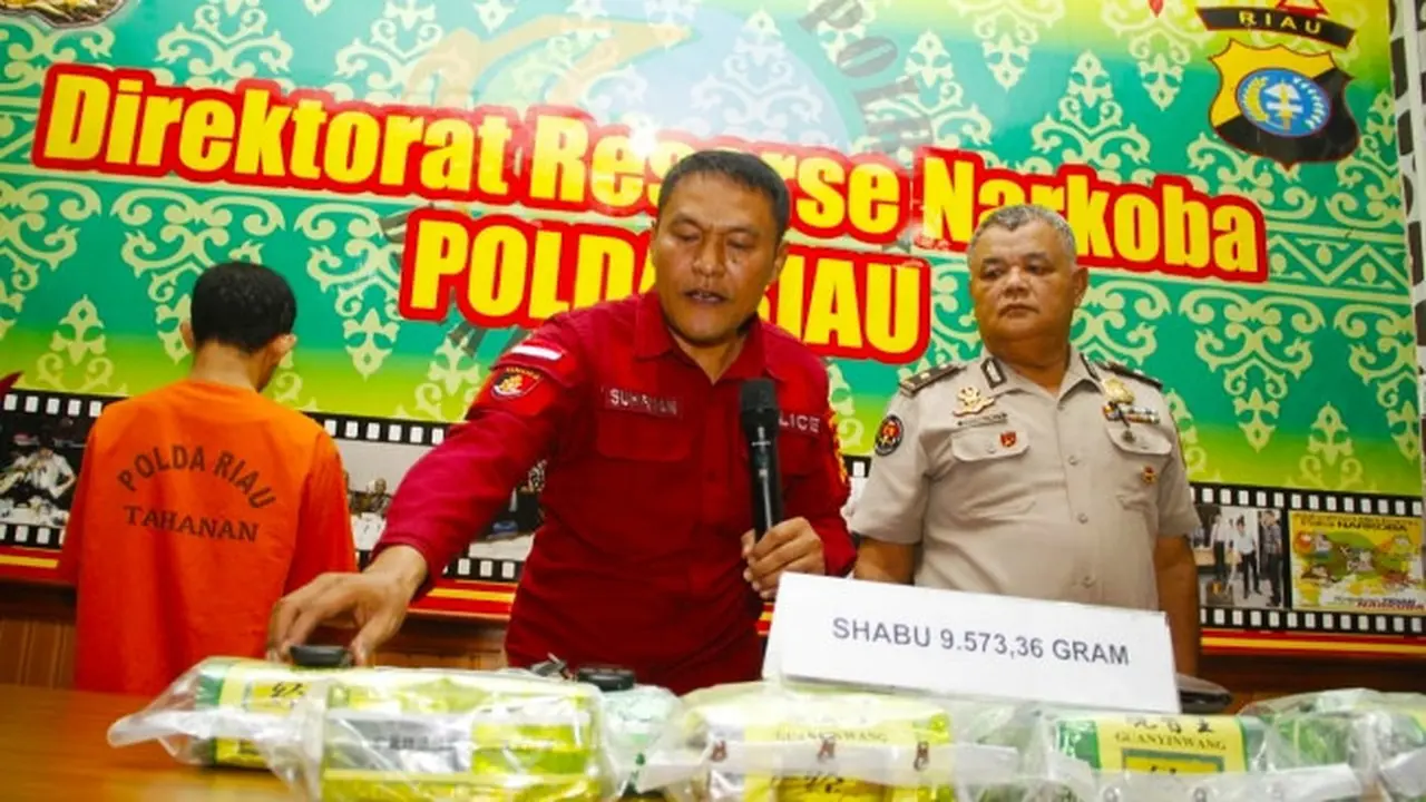 Direktur Reserse Narkoba Polda Riau Kombes Suhirman memperlihatkan barang bukti sabu yang disita dari dua tersangka.