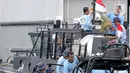 Pasukan Kopaska TNI AL mengangkat puing pesawat Sriwijaya Air SJ 182 di perairan Kepulauan Seribu, Jakarta, Selasa (12/1/2021). Bagian serpihan Sriwijaya Air SJ 182 sudah mulai ditemukan, dan tim gabungan pun telah mendeteksi keberadaan black box pesawat di lokasi. (Liputan6.com/Faizal Fanani)
