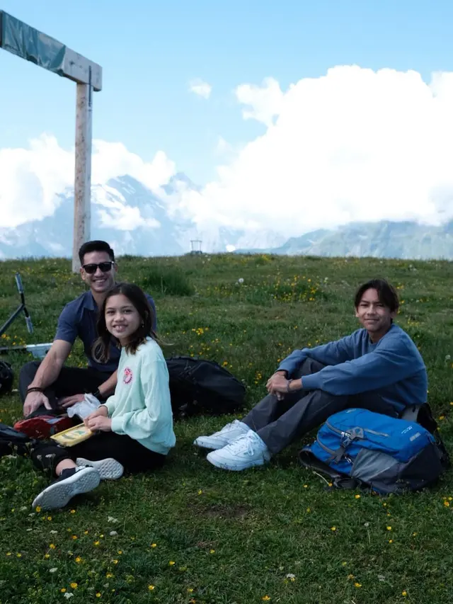8 Momen Liburan Keluarga Andrew White dan Nana Mirdad di Swiss, Penuh Bahagia