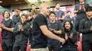 Pemain Vissel Kobe, Andres Iniesta mendapatkan tepuk tangan dari sejumlah rekan setimnya setelah konferensi pers mengenai kepergian dirinya dari klub yang berlangsung di Kobe, 25 Mei 2023 waktu setempat. (AFP/Yuichi Yamazaki)