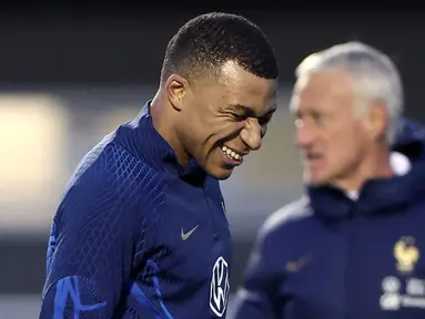 Pemain Timnas Prancis, Kylian Mbappe saat berlatih menjelang Kualifikasi Euro 2024 di Clairefontaine-en-Yvelines pada 21 Maret 2023. Mbappe akan memulai debut sebagai kapten Les Bleus pada 25 Maret 2023 saat melawan Belanda. (AFP/Franck Fife)