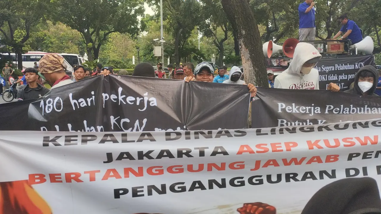 Pengguna Jasa Pelabuhan (Penjaspel) Marunda menggelar aksi unjuk rasa di Balai Kota DKI. Mereka meminta Dinas Lingkungan Hidup (DLH) DKI Jakarta mengeluarkan hasil kajian soal pencemaran debu batu bara oleh PT KCN di Rusunawa Marunda, Cilincing.