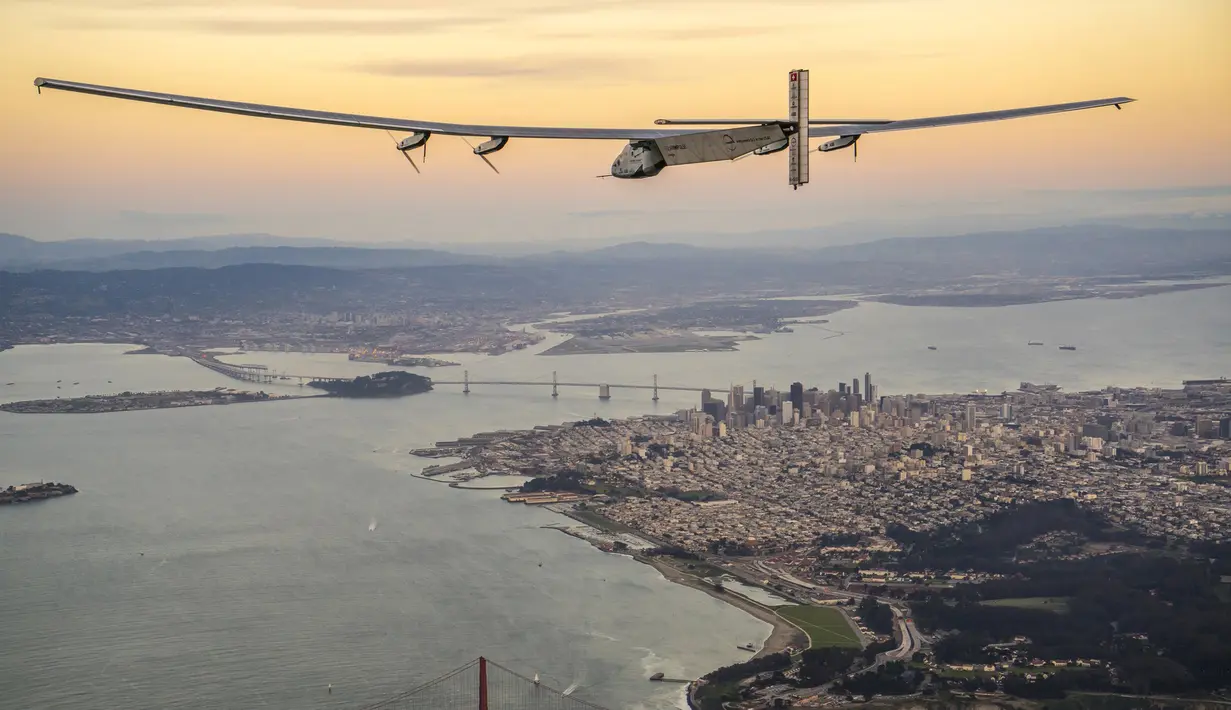 Solar Impulse 2 pesawat bertenaga surya terbang di atas jembatan Golden Gate di San Francisco, California, AS (23/4). Pesawat ini akhirnya tiba di California usai melakukan penerbangan hingga 62 jam dari Hawaii. (Jean Revillard/Solar Impulse/Reuters)