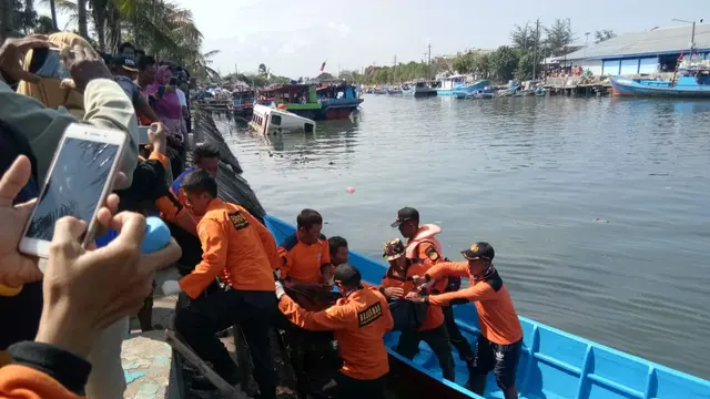 Evakuasi korban pantai Kemiren, Cilacap, Jawa Tengah, 7 Juli 2019. (Foto: Liputan6.com/Basarnas/Muhamad Ridlo)