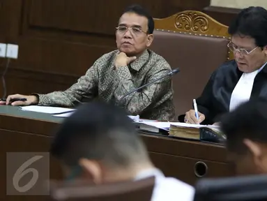 Mantan Panitera Pengadilan Negeri Jakarta Pusat Edy Nasution menjalani sidang dengan agenda mendengarkan keterangan empat saksi di Pengadilan Tipikor, Jakarta, Rabu (14/9). (Liputan6.com/Helmi Afandi)