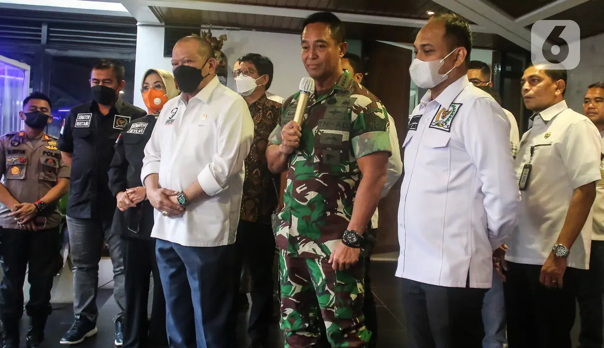 Panglima TNI Jenderal TNI Andika Perkasa memberikan keterangan kepada awak media saat menyambangi rumah dinas Ketua DPD RI AA LaNyalla Mahmud Mattaliti di kawasan Kuningan, Jakarta Selatan, Rabu (24/11/2021). (Liputan6.com/Johan Tallo)