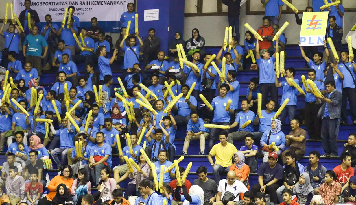 Suporter Jakarta Elektrik PLN memberikan semangat kepada tim kesayangan mereka di GOR C'Tra Arena, Bandung, Jawa Barat, Jumat (14/4). Jakarta Elektrik PLN menang 3-0 atas Jakarta PGN Popsivo Polwan 3-0. (Liputan6.com/Yoppy Renato)