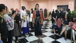 Model mengenakan busana modest wear dalam trunk show yang bertajuk "Helo Holy" karya 3 desainer lokal berbakat di Fashion First, Jakarta, Kamis (3/5). Ketiga desainer tersebut adalah Tina Asmara dengan label Daily Darling. (Liputan6.com/Arya Manggala)