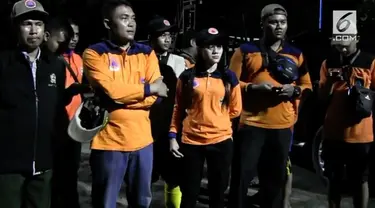 Tim sar dari BPBD kota Tegal, Jawa Tengah, hingga Rabu tengah malam, terus melakukan upaya pencarian terhadap satu korban tertabrak kapal tongkang,di Anjungan Pantai Alam Indah.