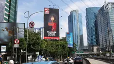 Baliho bergambar Ketua DPP PSI, Tsamara Amany di Jalan Jenderal Gatot Soebroto disegel Pemprov DKI Jakarta, Kamis (27/12). Reklame berikut konstruksinya melanggar perda no.9 tahun 2014 tentang penyelenggaraan reklame. (Lipiutan6.com/Helmi Fithriansyah)