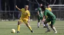 Gelandang Vamos Indonesia, Iqbal, berusaha melewati pemain PS Tira Persikabo U-18 pada pertandingan persahabatan di Lapangan A GBK, Jakarta, Rabu (29/5). Kedua klub bermain imbang 1-1. (Bola.com/Yoppy Renato)