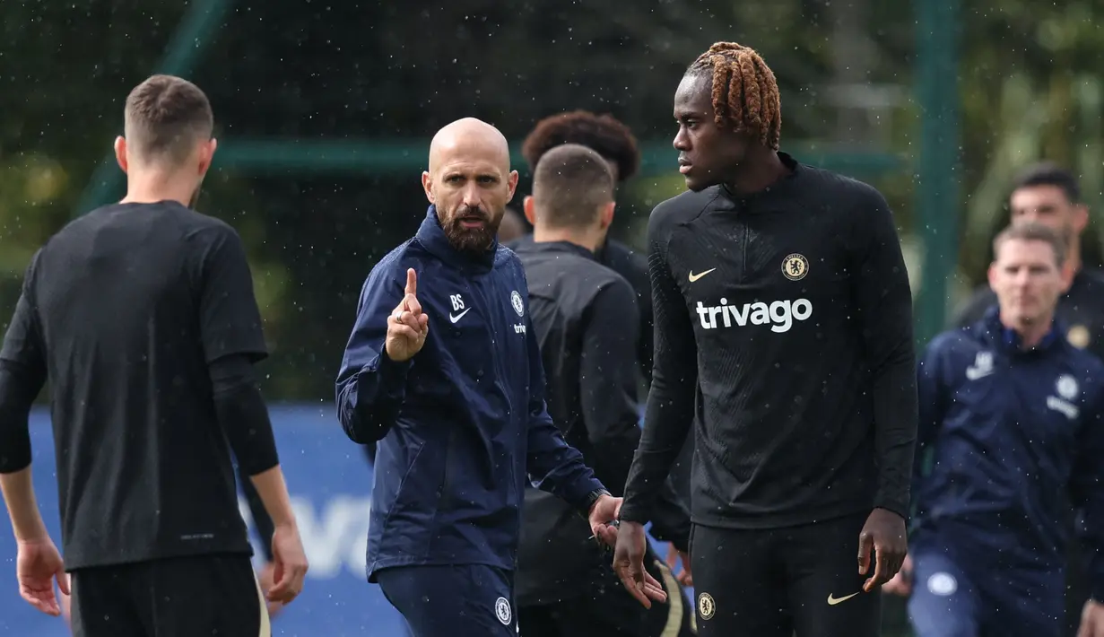 Bruno Saltor adalah asisten pelatih Chelsea yang dipromosikan sebagai pelatih interim pasca-pemecatan Potter pada Minggu (2/4/2023) malam WIB. Saltor baru terjun ke dunia kepelatihan pada 2019, ketika mendapat kepercayaan masuk dalam kabinet Graham Potter di Brighton. Saltor ikut dalam 'gerbong' Potter saat hijrah dari Brighton ke Chelsea pada September 2022. (AFP/Adrian Dennis)