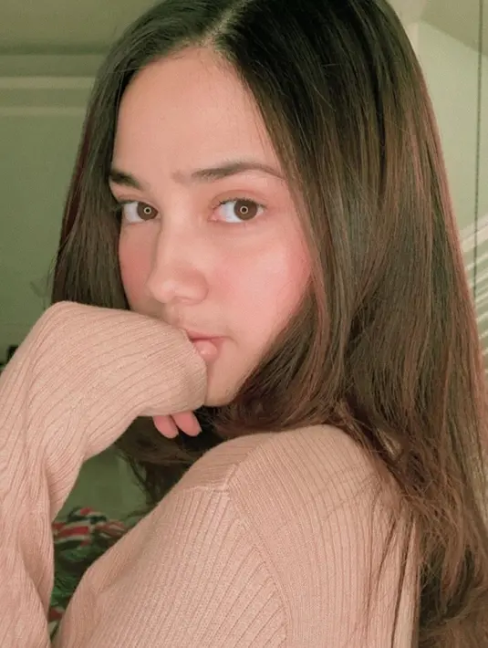 Perempuan yang dikabarkan berpacaran dengan Rizky Nazar ini memang dikenal punya paras cantik. Tak sedikit kaum adam terpana oleh kecantikan Syifa Hadju. Terlebih saat ia tak mengenakan makeup, terlihat cantik alami. (Liputan6.com/IG/syifahadjureal)