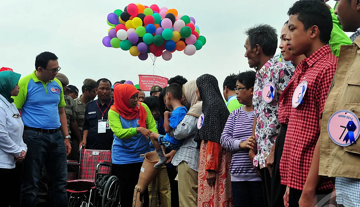 Pada acara tersebut juga diserahkan bantuan berupa alat bantu dengar, kursi roda, kaki palsu, kacamata baca dan perlengkapan sekolah, Jakarta, Sabtu (13/12/2014). (Liputan6.com/Johan Tallo)