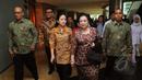Peringatan Hari Perempuan Internasional diperingati di Teater Kecil Taman Ismail Marzuki, Jakarta, Minggu (8/3/2015). Megawati Soekarnoputri (keempat dari kiri) bersama Puan Maharani saat masuk ke dalam Teater Kecil TIM. (Liputan6.com/Helmi Fithriansyah)