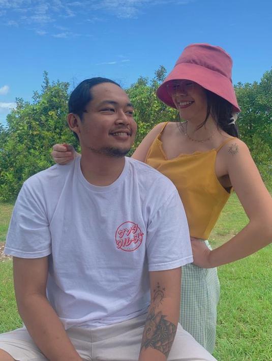 Meski belum memiliki momongan, hubungan Sinta dan suami selalu tampak mesra dan harmonis. Sinta kerap membagikan berbagai momen bahagia dan romantis bersama suami di laman Instagram pribadinya. Keduanya merupakan teman kuliah. Sinta selalu bahagia karena mereka punya hobi yang sama. (Liputan6.com/IG/@sisisinta)