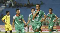 Pemain Persatu Tuban, Wahyu Teguh merayakan gol bersama rekan setimnya saat mengalahkan Persebo Jaya Bondowoso dengan skor 3-0. (Bola.com/Robby Firly)